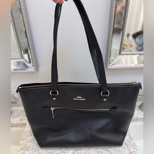 Coach Black Leather Full Zipper Tote Bag With Fabric Interior.
